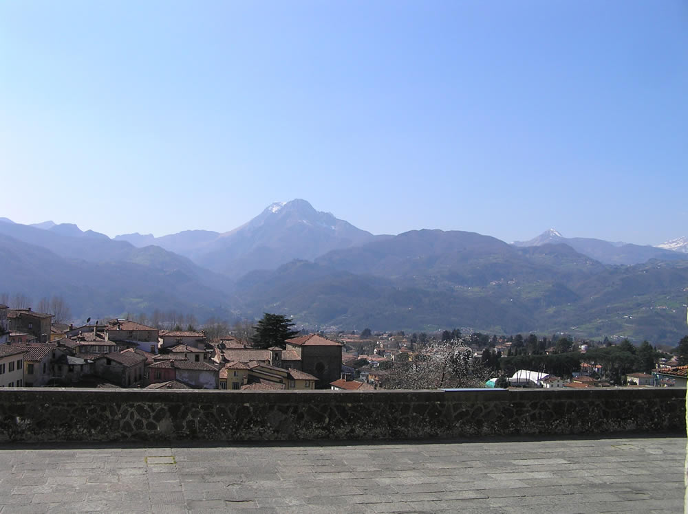 Barga e le Alpi Apuane. Autore e Copyright Marco Ramerini