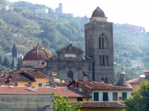The baroque cathedral of Pescia, high in the background the village of Uzzano. Author and Copyright Marco Ramerini