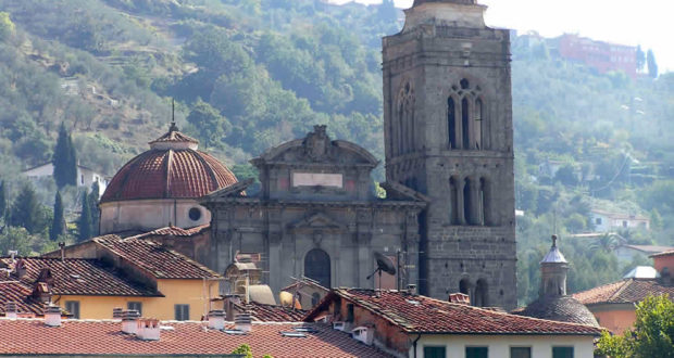 Il Duomo barocco di Pescia, alto sullo sfondo il borgo di Uzzano. Autore e Copyright Marco Ramerini