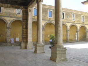 Il Loggiato del Palazzo Vescovile nella Piazza del Duomo, Chiusi, Siena. Autore e Copyright Marco Ramerini