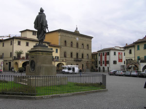 Le palais municipal et le monument à Giovanni da Verrazzano, Greve in Chianti, Florence. Auteur et Copyright Marco Ramerini