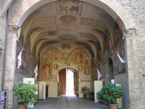 Il soffitto affrescato del cortile d'ingresso del Palazzo dei Vicari, Scarperia. Autore e Copyright Marco Ramerini