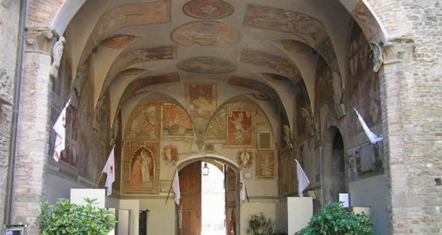 The frescoed ceiling of the entrance courtyard of the Palazzo dei Vicari, Scarperia. Author and Copyright Marco Ramerini