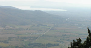 La Val di Chiana, vista da Cortona, e sullo sfondo il Lago Trasimeno. Autore e Copyright Marco Ramerini