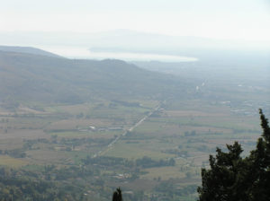 La Val di Chiana, vista da Cortona, e sullo sfondo il Lago Trasimeno. Autore e Copyright Marco Ramerini