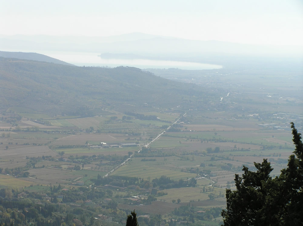 El Val di Chiana, visto desde Cortona, y al fondo el lago Trasimeno. Autor y Copyright Marco Ramerini