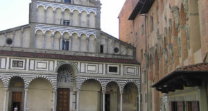 La facciata del Duomo di Pistoia. Autore e Copyright Marco Ramerini