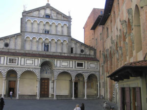 La facciata del Duomo di Pistoia. Autore e Copyright Marco Ramerini
