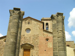 La facciata della Pieve di Sant'Appiano e i resti del Battistero, Barberino Val d'Elsa, Firenze. Autore e Copyright Marco Ramerini.