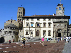 L'abside della Pieve di Santa Maria, il Palazzo del Tribunale e il Palazzo della Fraternita dei Laici, Piazza Grande, Arezzo. Autore e Copyright Marco Ramerini