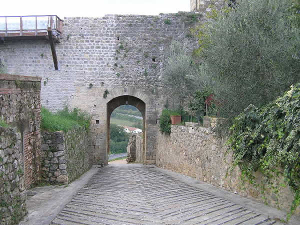 Porta di San Giovanni o Porta Fiorentina. Monteriggioni, Siena. Autore e Copyright Marco Ramerini - Borghi di Toscana