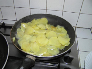 Friggere le Patate. Baccalà in Umido con Patate. Author and Copyright Laura Ramerini