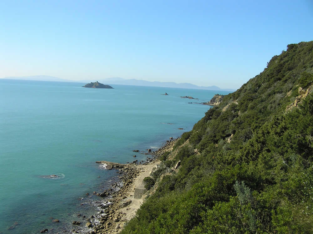 Le Scoglio dello Sparviero (ou Troia) et le Scogli Porchetti (ou Porcellini) vus de Poggio Tre Pini, Punta Ala, Castiglione della Pescaia. Auteur et copyright Marco Ramerini