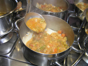 Mettete il brodo con le verdure sul pane toscano raffermo. Ministra di Pane o Ribollita. Author Liliana Ramerini