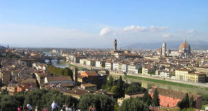 Vues spectaculaires qui a sur la ville de Florence depuis la Piazzale Michelangelo. Author and Copyright Marco Ramerini
