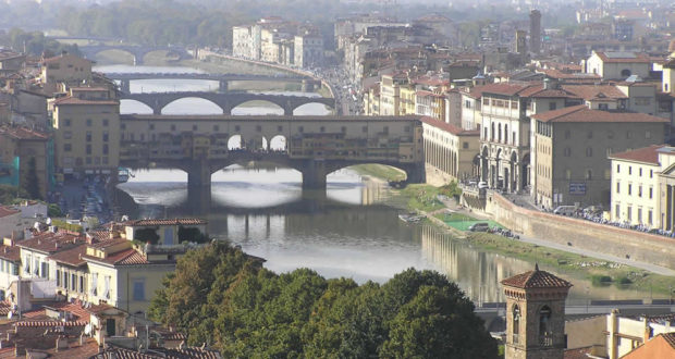 Le Arno et les ponts de Florence. Author and Copyright Marco Ramerini