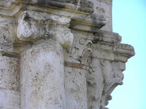 Dettaglio dei capitelli delle colonne, San Bruzio, Magliano in Toscana, Grosseto. Author and Copyright Marco Ramerini