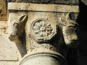 Dettaglio dei capitelli delle colonne, San Bruzio, Magliano in Toscana, Grosseto. Author and Copyright Marco Ramerini