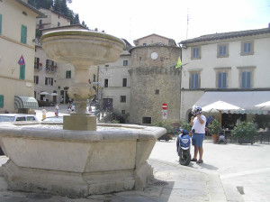 Fontana e sullo sfondo la torre cilindrica della cinta muraria, Cetona, Siena. Author and Copyright Marco Ramerini