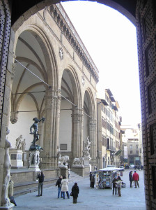 La Loggia della Signoria vue de la porte d'entrée du Palazzo Vecchio, Piazza della Signoria, Florence, Italie. Author and Copyright Marco Ramerini