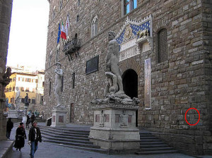 L'ingresso di Palazzo Vecchio, segnalata dal cerchietto è la figura dell' Importuno di Michelangelo, Palazzo Vecchio, Firenze, Italia. Author and Copyright Marco Ramerini