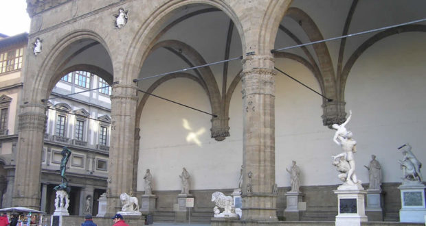 Loggia della Signoria ou Loggia dei Lanzi, la Piazza della Signoria, Florence, Italie. Author and Copyright Marco Ramerini