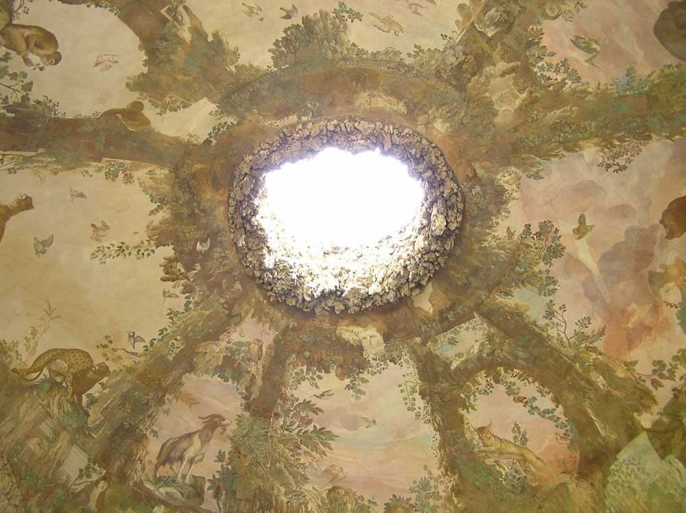 Soffitto della prima camera della Grotta del Buontalenti, Giardino di Boboli, Firenze, Italia. Author and Copyright Marco Ramerini