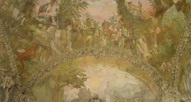 Soffitto della prima camera della Grotta del Buontalenti, Giardino di Boboli, Firenze, Italia. Author and Copyright Marco Ramerini