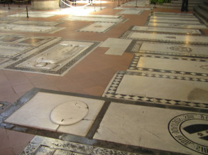 Tumbas en el suelo, Basílica de Santa Croce. Autor y Copyright Marco Ramerini