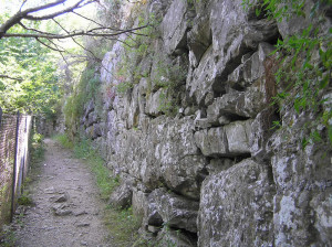 Un tratto della passeggiata lungo le mura, Roselle, Grosseto. Author and Copyright Marco Ramerini