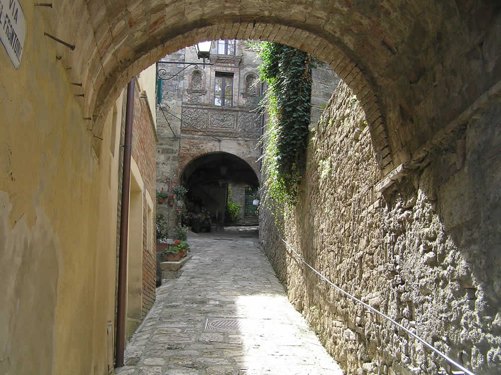 Una via di Cetona, Siena. Author and Copyright Marco Ramerini
