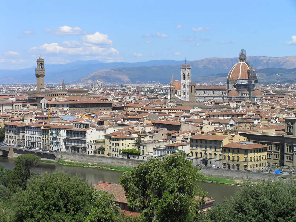 Vues spectaculaires qui a sur la ville de Florence depuis la Piazzale Michelangelo. Author and Copyright Marco Ramerini
