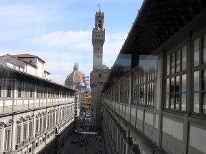 Vista de la Catedral y Palazzo Vecchio desde dentro de Galería Uffizi, Florencia. Autor y Copyright Marco Ramerini,