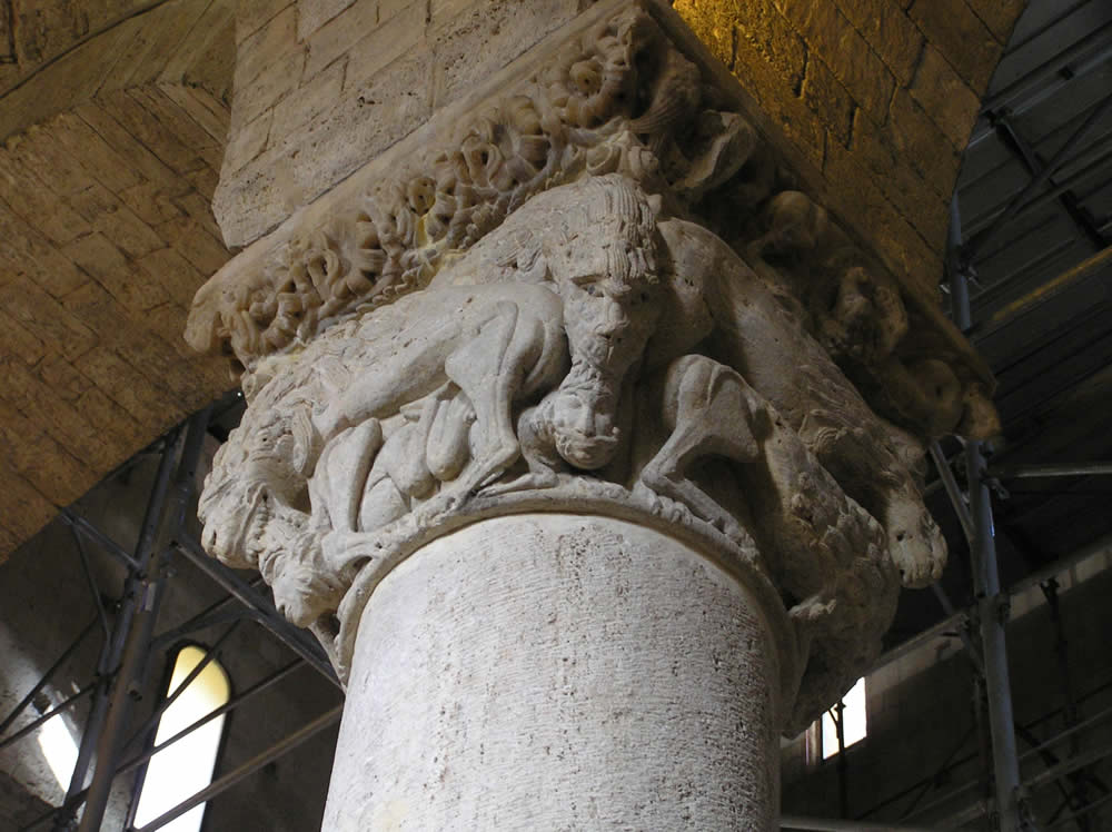 Dettaglio di un capitello, Abbazia di Sant'Antimo, Montalcino, Siena. Author and Copyright Marco Ramerini,