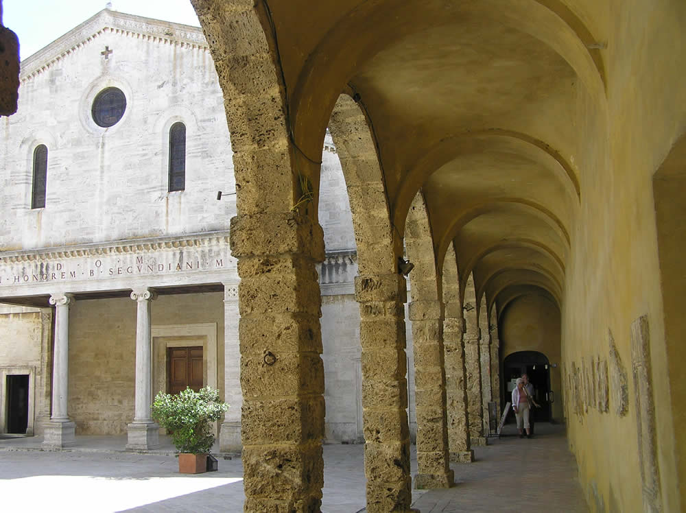 Il Duomo con il Loggiato del Palazzo Vescovile, Chiusi, Siena.. Autore e Copyright Marco Ramerini