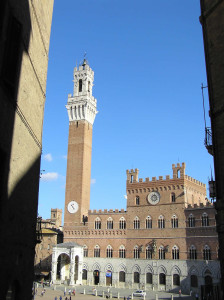 Il Palazzo Pubblico e la Torre del Mangia, Piazza del Campo, Siena. Author and Copyright Marco Ramerini