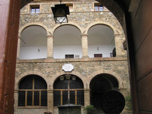 Il cortile interno di Palazzo Pieri o Lovatelli. Qui ebbe sede tra il 1555 e il 1559 la guarnigione francese, inviata, dall'imperatore Enrico II, in aiuto della Repubblica di Siena in Montalcino