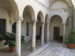 Il loggiato del cortile interno di Palazzo Orsini, Pitigliano, Grosseto. Author and Copyright Marco Ramerini