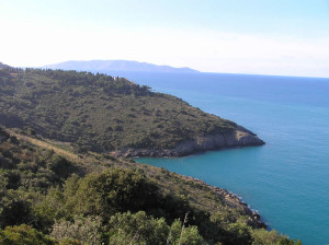 La costa fra Punta Lividonia e Cala Grande sullo sfondo l'isola del Giglio, Monte Argentario, Grosseto. Author and Copyright Marco Ramerini