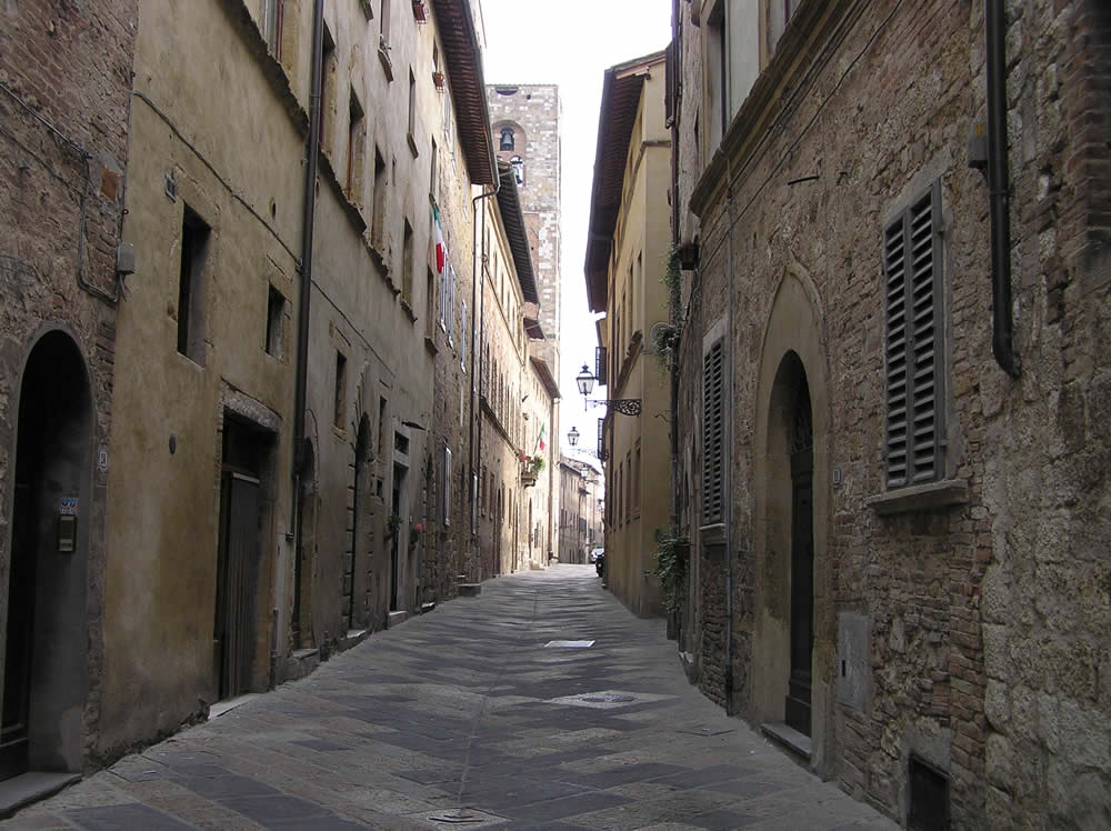 La medievale via del Castello, Colle Val d'Elsa, Siena. Author and Copyright Marco Ramerini.