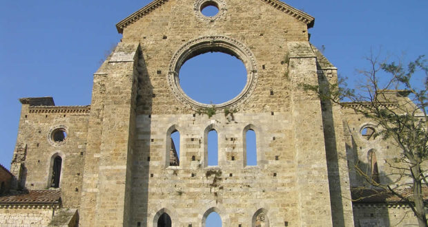 L'abside de l'Abbaye de San Galgano, Chiusdino, Sienne. Auteur et Copyright Marco Ramerini.