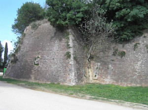 Lato sud-est delle mura difensive, Fortezza di Poggio Imperiale, Poggibonsi, Siena. Author and Copyright Marco Ramerini