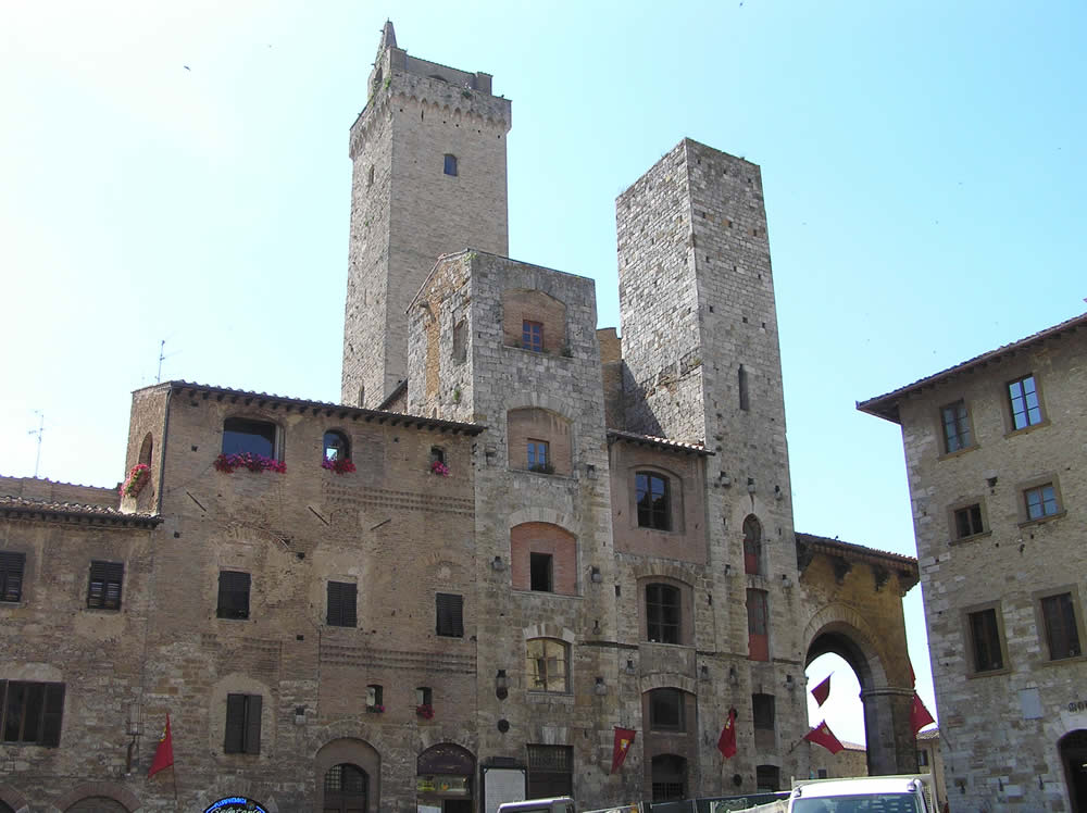 Die Häuser Semplici und Magazzini und Türme der Ardinghelli, die Piazza della Cisterna, San Gimignano, Siena. Autor und Copyright Marco Ramerini