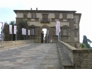 Palazzo Campana, la porta d'accesso al nucleo più antico dell'abitato di Colle Val d'Elsa, Siena. Author and Copyright Marco Ramerini