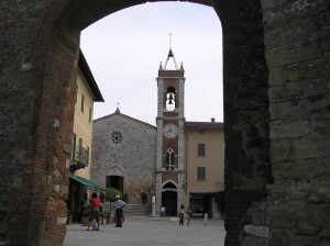 Porta Nuova e sullo sfondo la chiesa di Santa Maria di Vitaleta, San Quirico d'Orcia, Siena. Author and Copyright Marco Ramerini