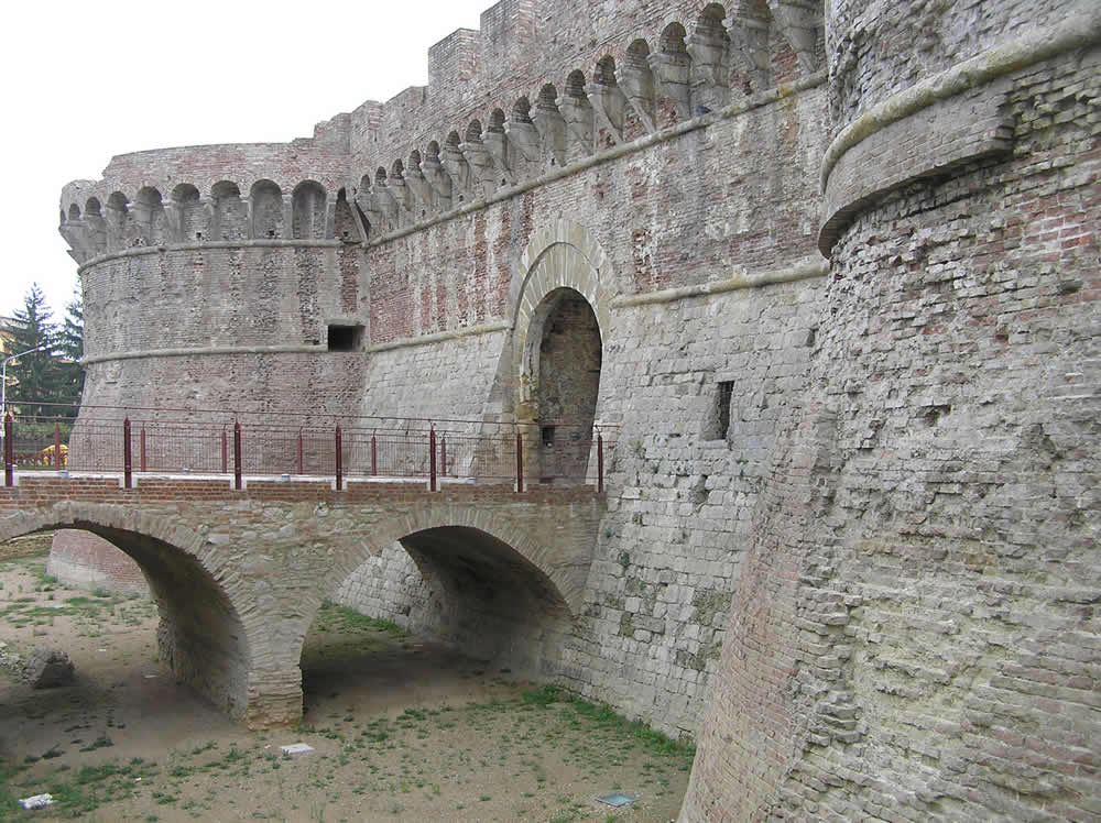 Porta Nuova (o Porta Salis) con i due torrioni circolari edificati nel XV-XVI secolo, Colle Val d'Elsa, Siena. Author and Copyright Marco Ramerini