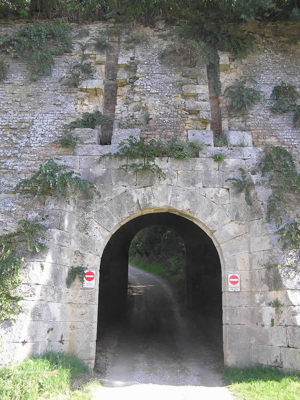 Porta di San Francesco, Fortezza di Poggio Imperiale, Poggibonsi, Siena. Author and Copyright Marco Ramerini