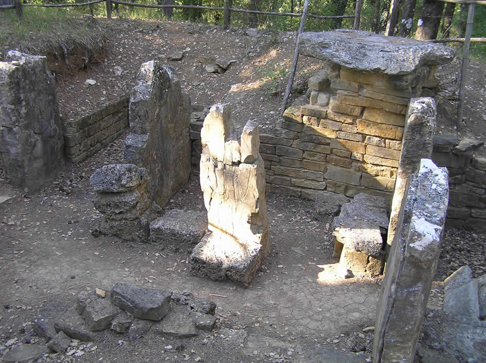Tombes étrusques à Castellina in Chianti, nécropole de Poggino, Castellina in Chianti, Sienne. Auteur et Copyright Marco Ramerini