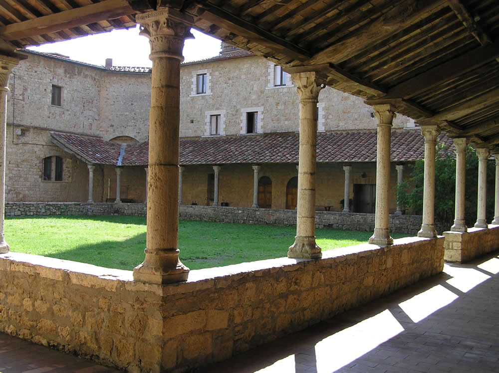 Il Chiostro del Convento della Chiesa di Sant'Agostino, Massa Marittima, Grosseto. Author and Copyright Marco Ramerini