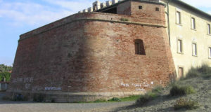 Il bastione del forte rivolto verso il mare e le scritte che deturpano la struttura, Forte di Castagneto, Donoratico, Livorno. Author and Copyright Marco Ramerini.